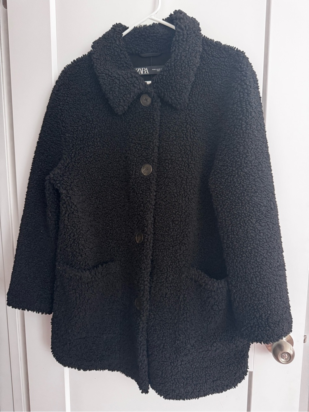 Zara Womenโs Black Teddy Button-Up Coat